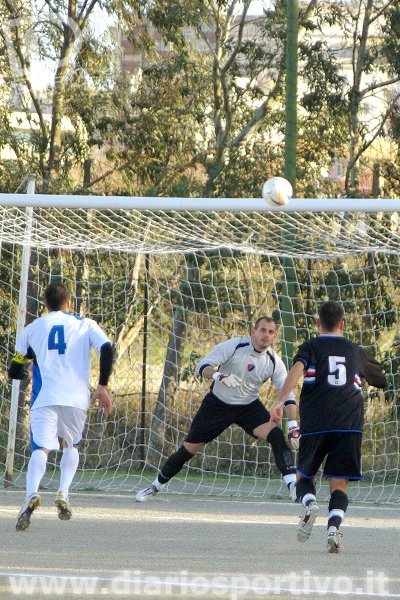 Federico Cocco mentre osserva scendere la palla calciata da Dessì